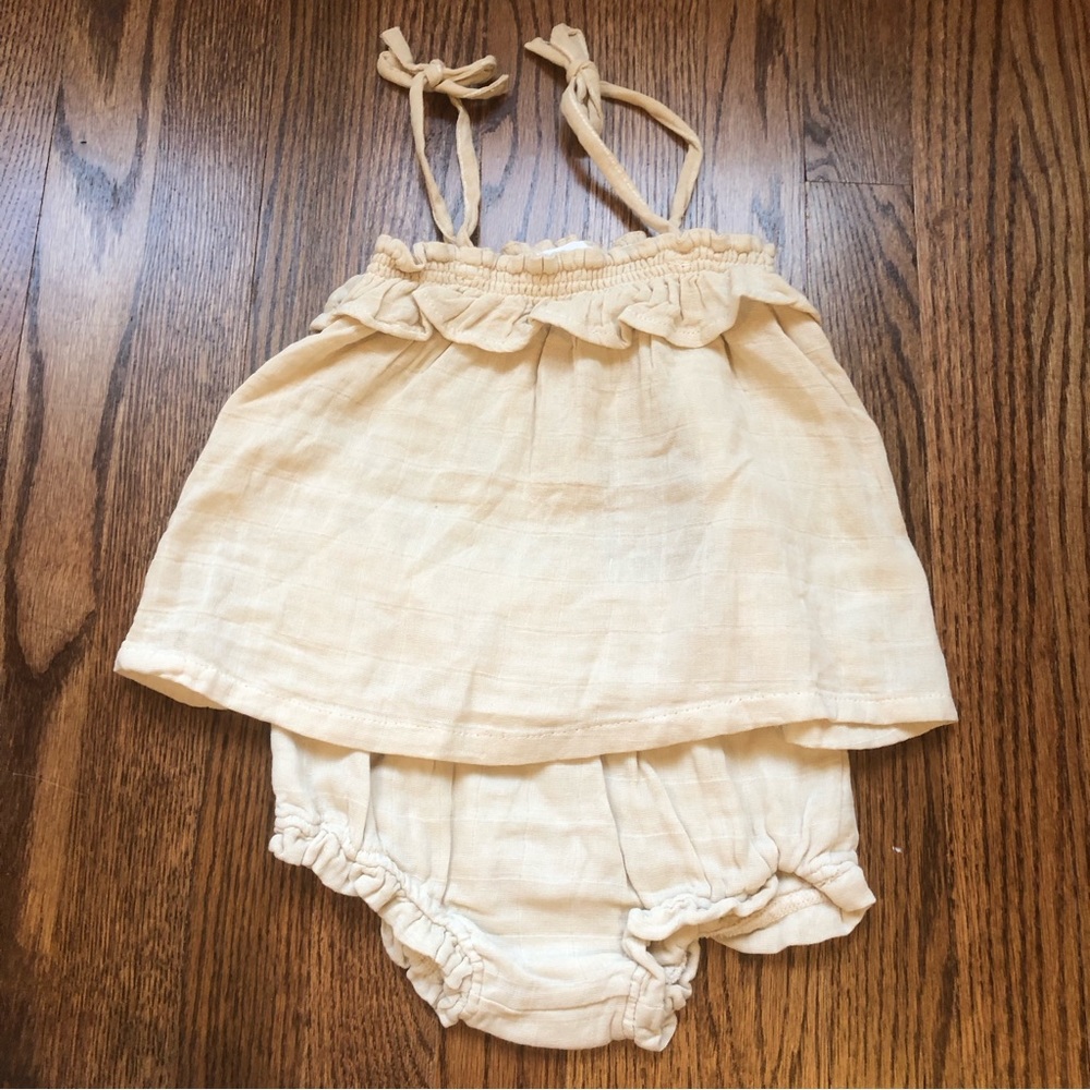 NEW Angel Dear Cream Ruffle Top & Bloomers Set Size 18-24 Months